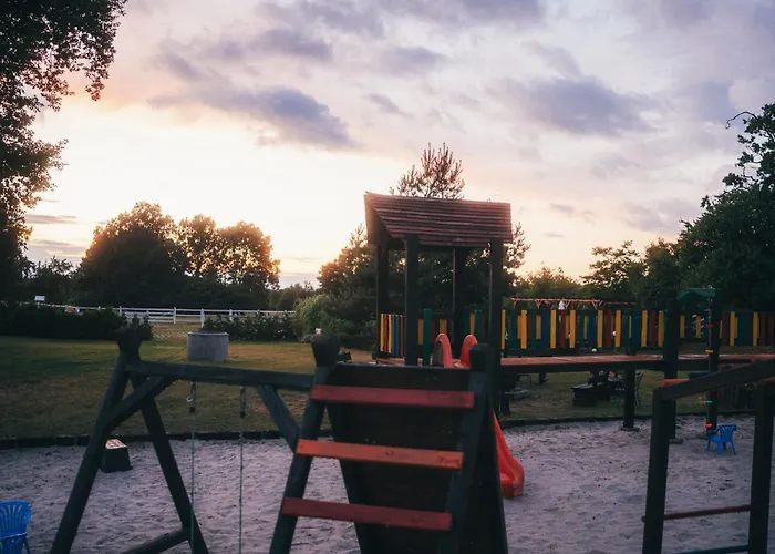 Pod Debami Stadnina Koni Jezioro I Morze アパート Sarbsk